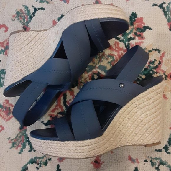 Vera Wang Shoes - 2/$25  CUTE & COMFY Vera Wang 4"1/2  navy wedge